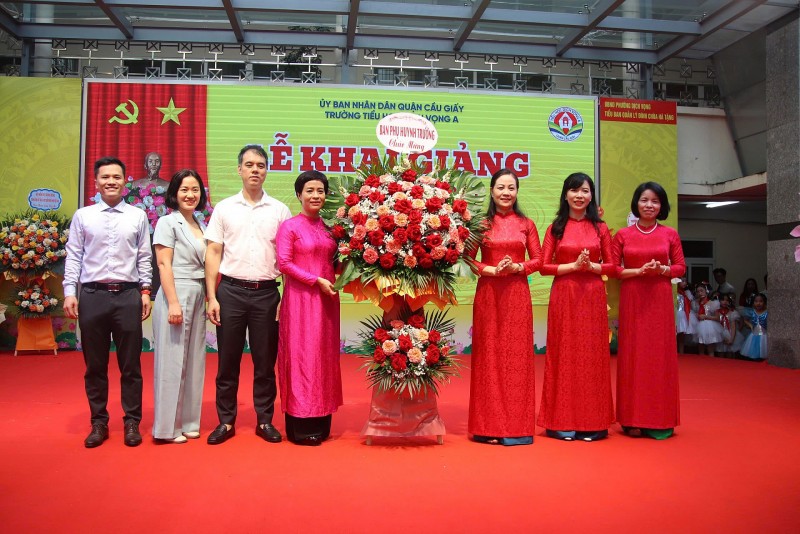 Trường Tiểu học Dịch Vọng A rộn ràng Khai giảng năm học 2024-2025 Trường Tiểu học Dịch Vọng A rộn ràng Khai giảng năm học 2024-2025