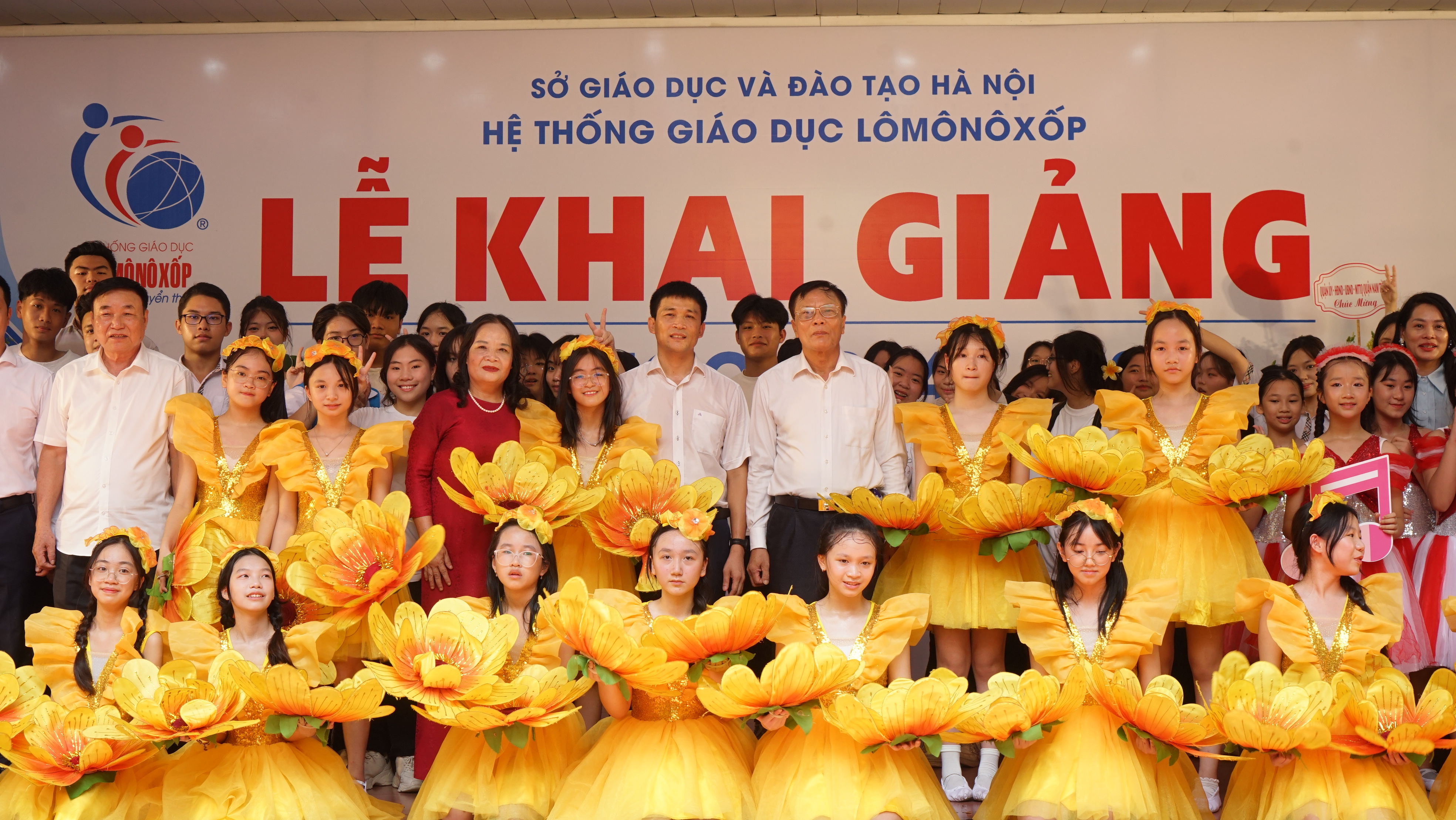 Trường Lômônôxốp tưng bừng khai giảng năm học mới Trường Lômônôxốp tưng bừng khai giảng năm học mới