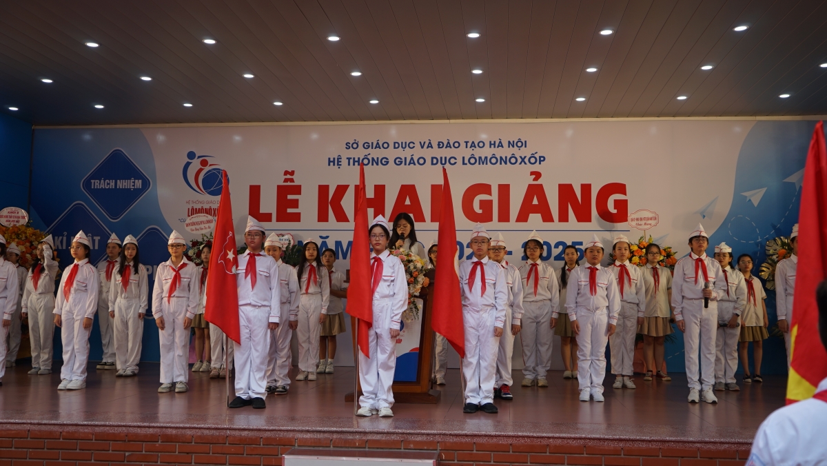 Trường Lômônôxốp tưng bừng khai giảng năm học mới Trường Lômônôxốp tưng bừng khai giảng năm học mới