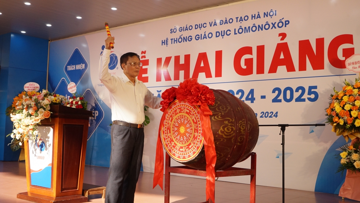 Trường Lômônôxốp tưng bừng khai giảng năm học mới Trường Lômônôxốp tưng bừng khai giảng năm học mới