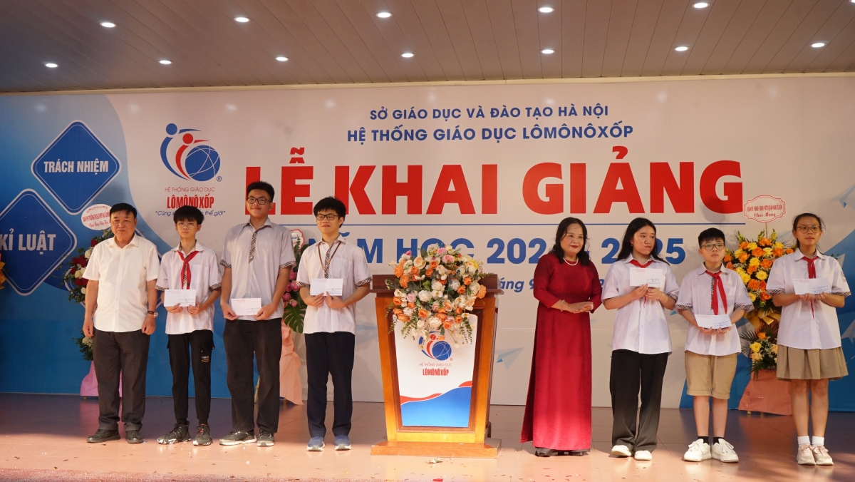 Trường Lômônôxốp tưng bừng khai giảng năm học mới Trường Lômônôxốp tưng bừng khai giảng năm học mới