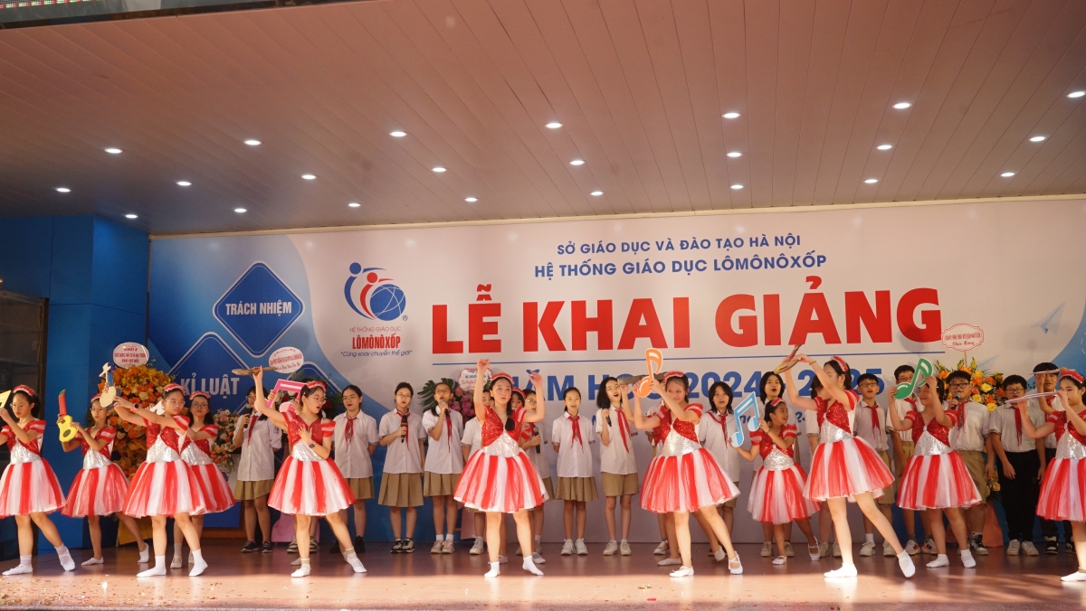 Trường Lômônôxốp tưng bừng khai giảng năm học mới Trường Lômônôxốp tưng bừng khai giảng năm học mới