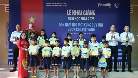 Vinamilk trao tặng gần 200.000 hộp sữa cho trẻ em nhân ngày hội tựu trường