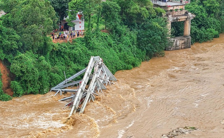 Có ý kiến đề xuất điều chuyển vốn đọng tại những công trình, dự án có tỷ lệ giải ngân thấp và không có khả năng cải thiện cho việc tái thiết các công trình, dự án hạ tầng bị thiệt hại do bão lũ. Ảnh: Hải Nam
