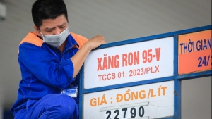 Giá xăng tăng nhẹ, giá dầu giảm