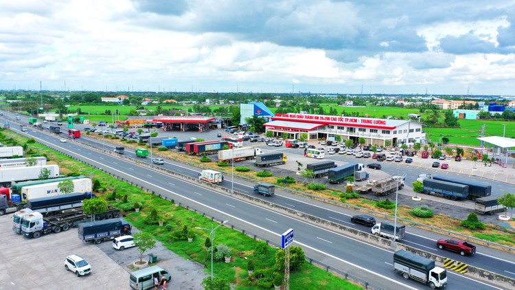 Các nhóm dự án sử dụng đất được tổ chức đấu thầu ngay gồm trạm dừng nghỉ, dịch vụ hàng không tại cảng hàng không, sân bay, công trình xử lý chất thải rắn sinh hoạt, cấp nước, chợ. Ảnh: Lê Tiên