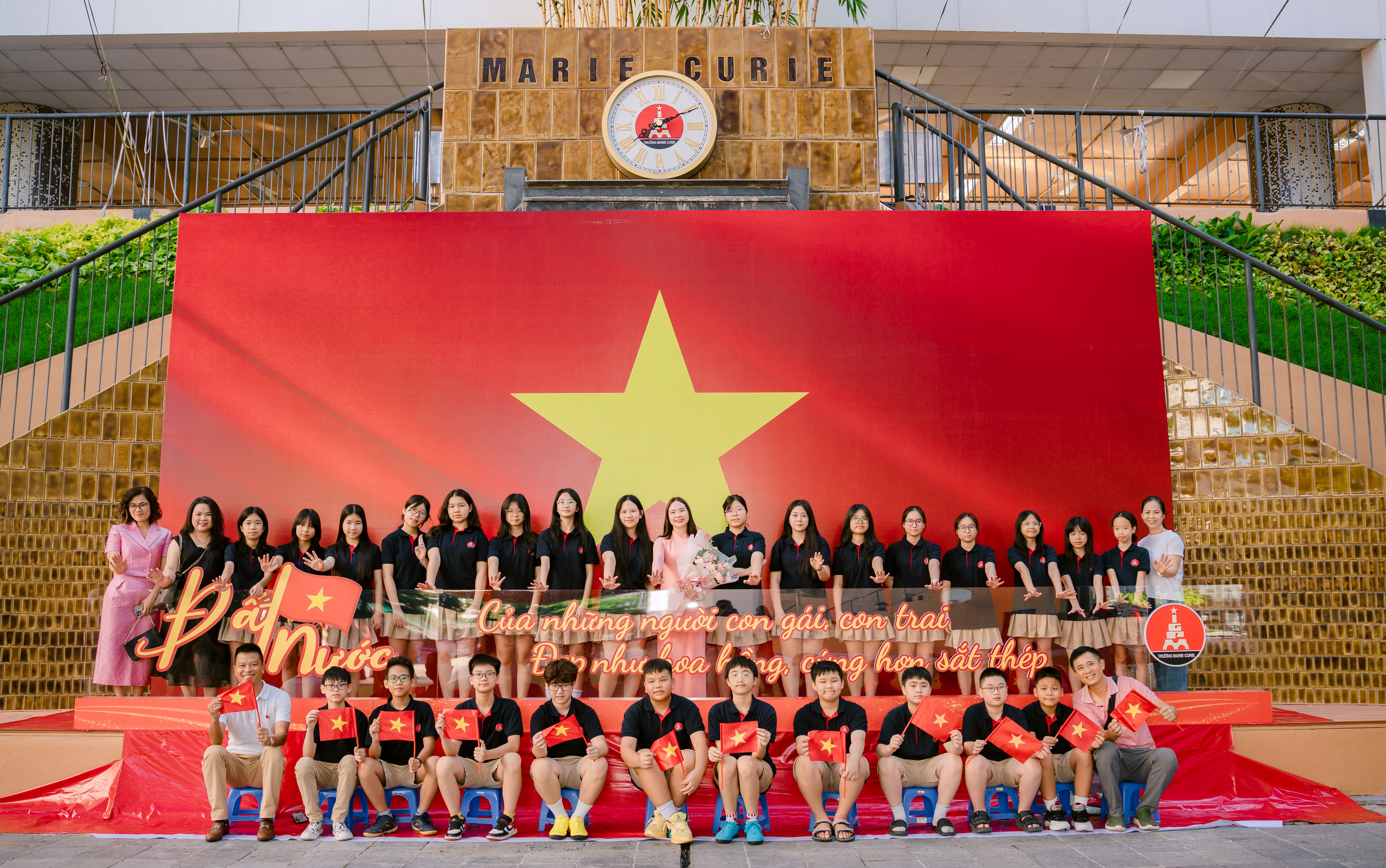 Rạng rỡ ngày khai giảng ở Marice Curie: Đất nước của những người con gái, con trai, đẹp như hoa hồng, cứng hơn sắt thép Rạng rỡ ngày khai giảng ở Marice Curie: Đất nước của những người con gái, con trai, đẹp như hoa hồng, cứng hơn sắt thép