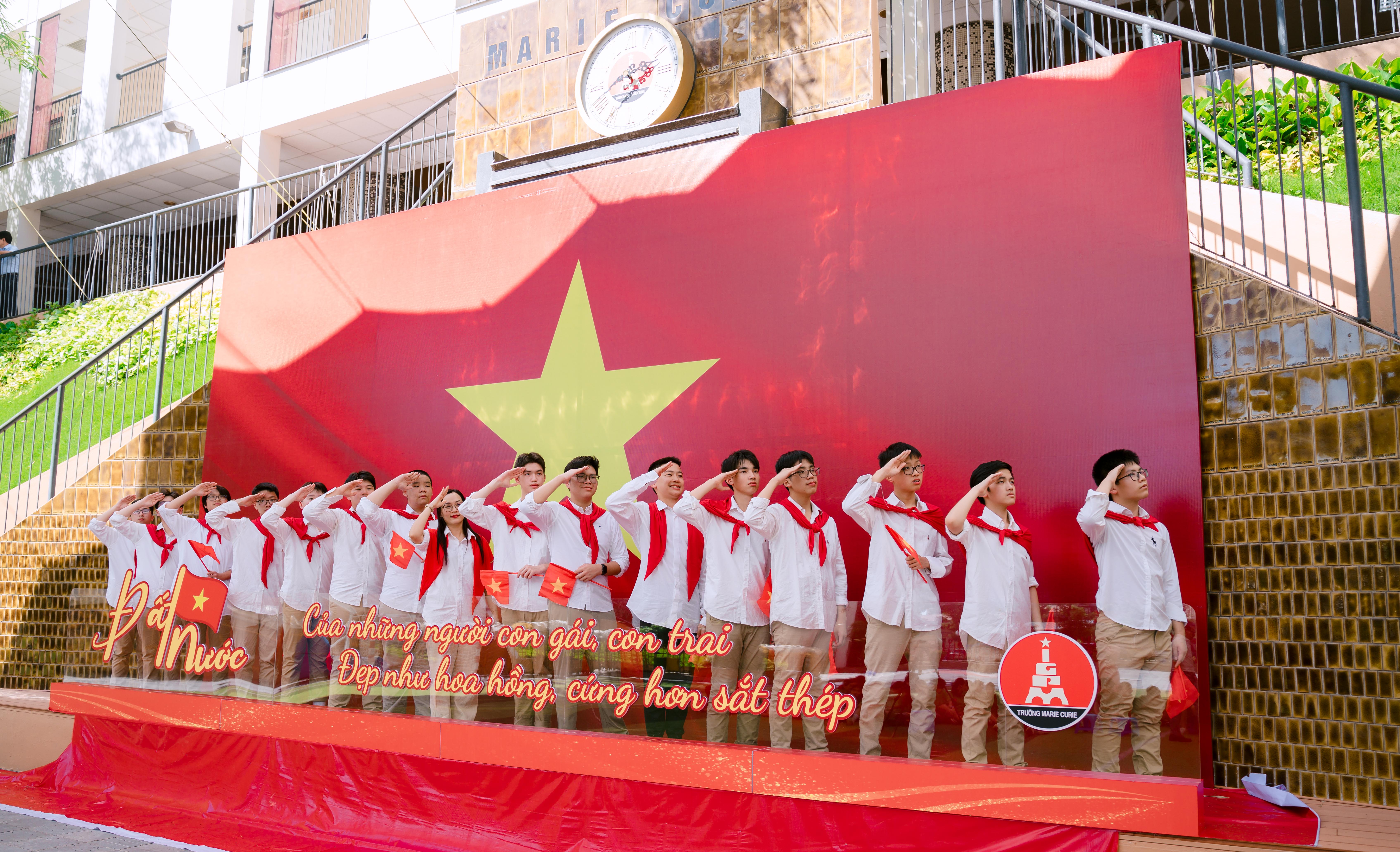 Rạng rỡ ngày khai giảng ở Marice Curie: Đất nước của những người con gái, con trai, đẹp như hoa hồng, cứng hơn sắt thép Rạng rỡ ngày khai giảng ở Marice Curie: Đất nước của những người con gái, con trai, đẹp như hoa hồng, cứng hơn sắt thép