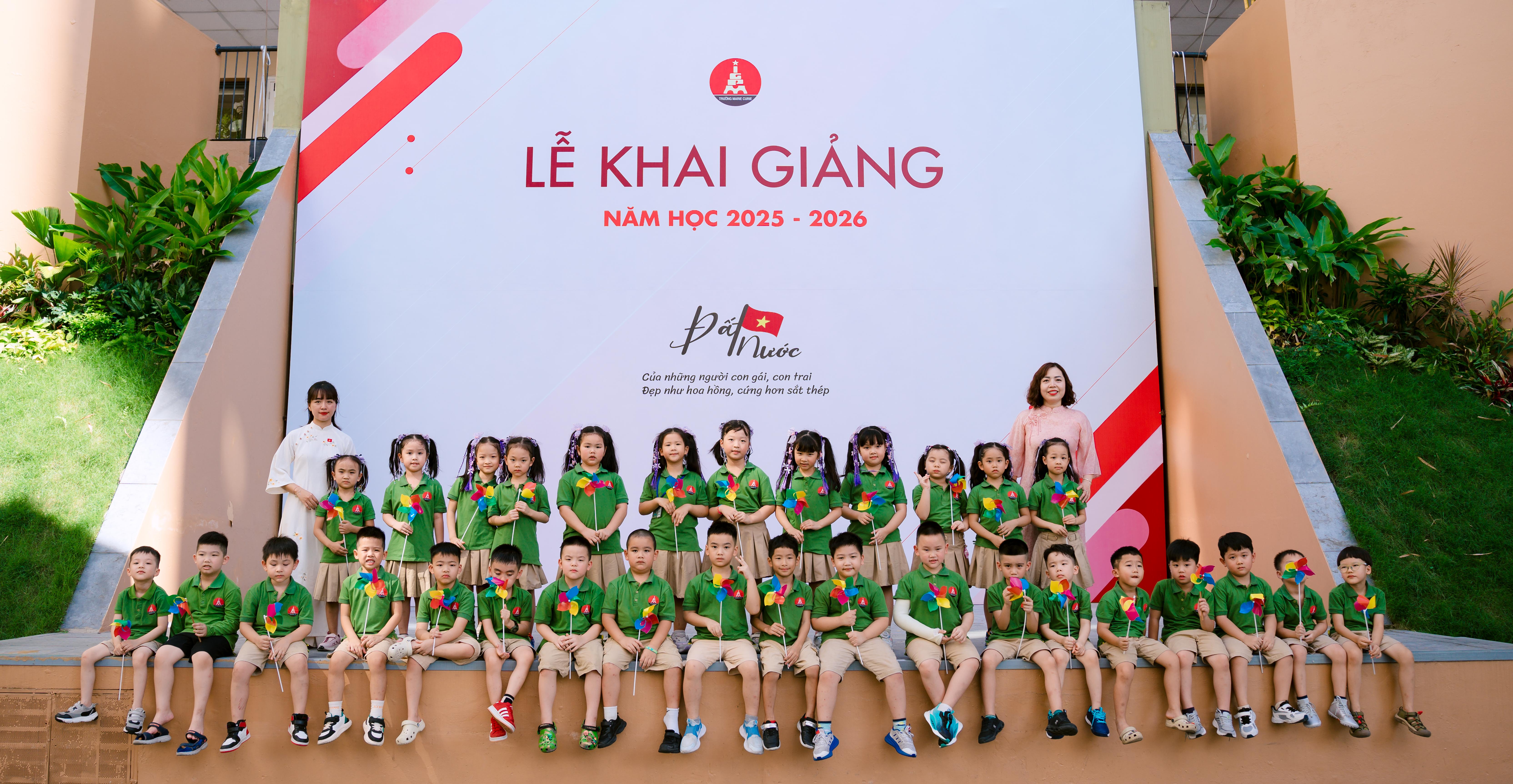 Rạng rỡ ngày khai giảng ở Marice Curie: Đất nước của những người con gái, con trai, đẹp như hoa hồng, cứng hơn sắt thép Rạng rỡ ngày khai giảng ở Marice Curie: Đất nước của những người con gái, con trai, đẹp như hoa hồng, cứng hơn sắt thép