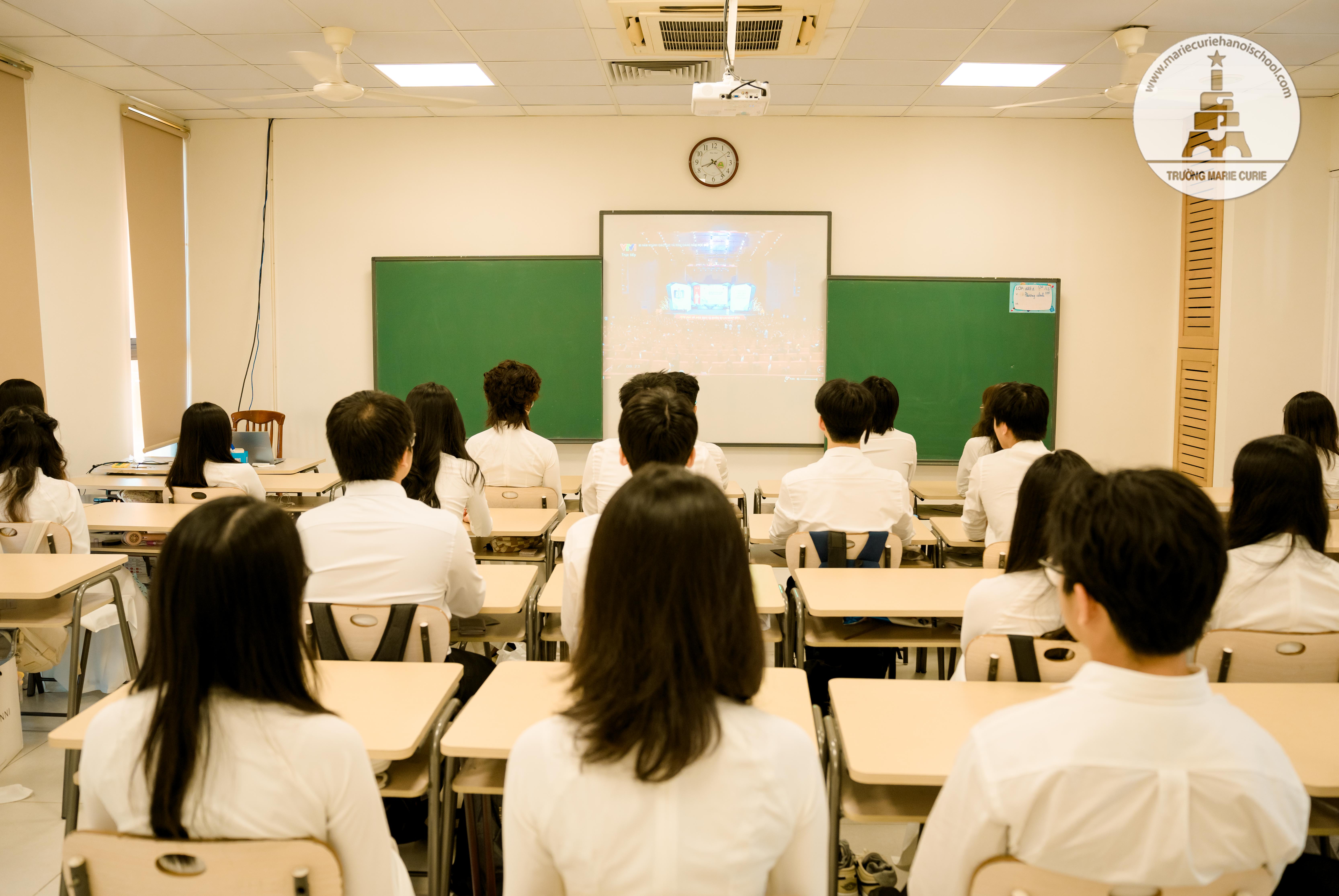 Rạng rỡ ngày khai giảng ở Marice Curie: Đất nước của những người con gái, con trai, đẹp như hoa hồng, cứng hơn sắt thép Rạng rỡ ngày khai giảng ở Marice Curie: Đất nước của những người con gái, con trai, đẹp như hoa hồng, cứng hơn sắt thép