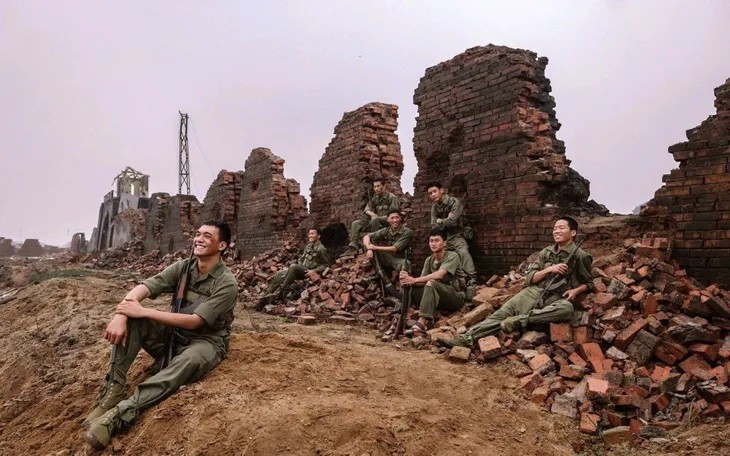 "Mưa Đỏ" trở thành phim ăn khách nhất lịch sử phòng vé Việt "Mưa Đỏ" trở thành phim ăn khách nhất lịch sử phòng vé Việt