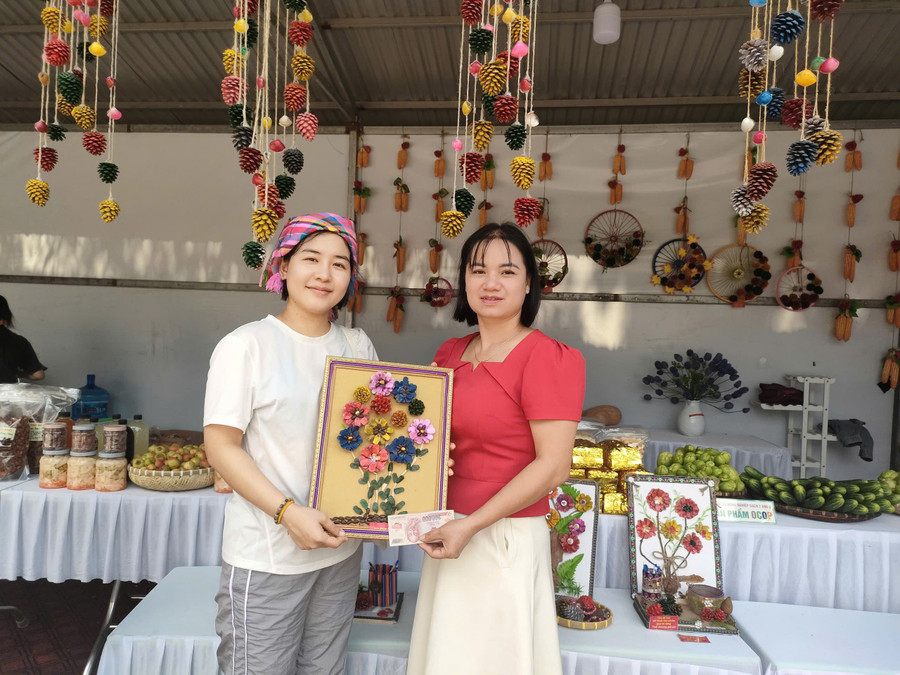 Biến quả thông thành sản phẩm thủ công để gìn giữ văn hoá Biến quả thông thành sản phẩm thủ công để gìn giữ văn hoá