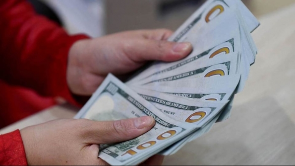 Giá USD ngân hàng giảm nhanh, tự do mất mốc 27.000 đồng