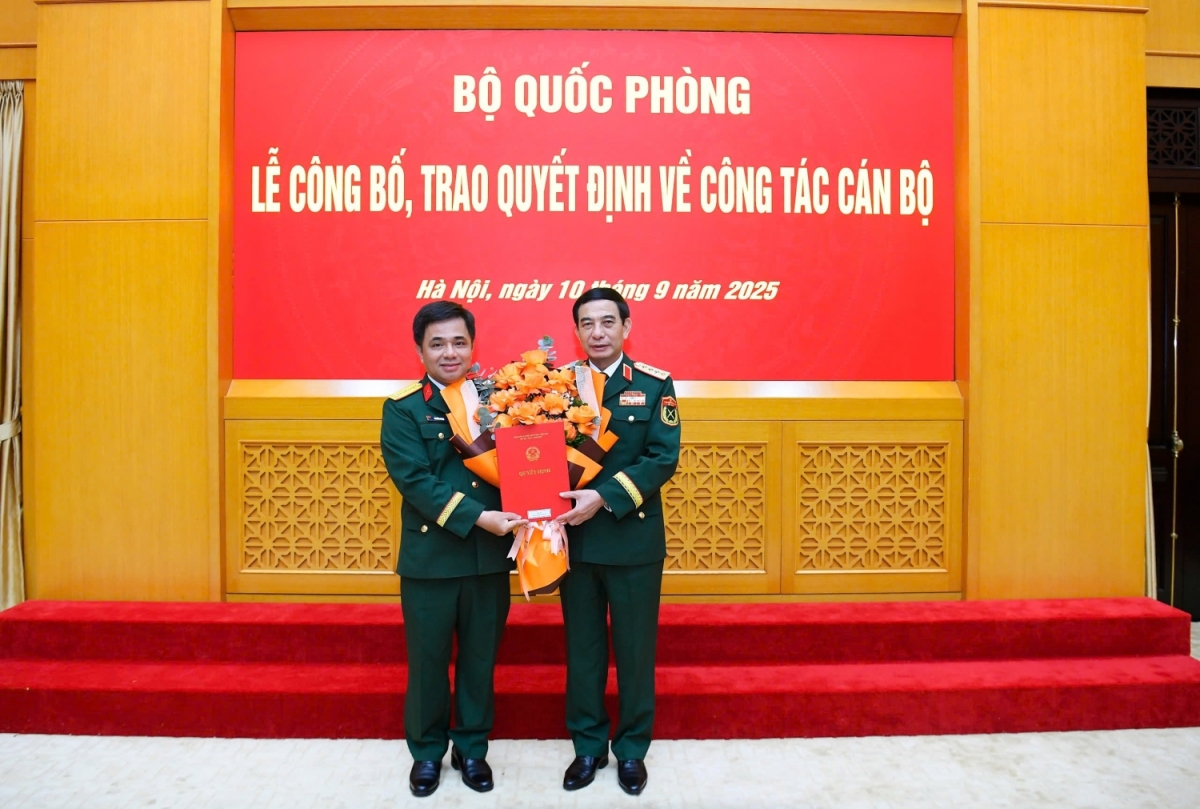 Đại tướng Phan Văn Giang, Ủy viên Bộ Chính trị, Phó bí thư Quân ủy Trung ương, Bộ trưởng Bộ Quốc phòng trao Quyết định số 388/QĐĐ-BQP cho Đại tá Nguyễn Vũ Hà, Tổng giám đốc Tổng công ty Công nghiệp Công nghệ cao Viettel giữ chức Phó tổng giám đốc Tập đoàn Viettel. Đại tướng Phan Văn Giang, Ủy viên Bộ Chính trị, Phó bí thư Quân ủy Trung ương, Bộ trưởng Bộ Quốc phòng trao Quyết định số 388/QĐĐ-BQP cho Đại tá Nguyễn Vũ Hà, Tổng giám đốc Tổng công ty Công nghiệp Công nghệ cao Viettel giữ chức Phó tổng giám đốc Tập đoàn Viettel.