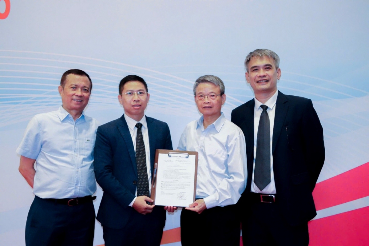 Trao quyết định bổ nhiệm tổng biên tập Tạp chí Công nghiệp Nông thôn Từ trái qua phải: ông Nguyễn Ngọc Bình – Phó chủ tịch Hội cơ khí Nông nghiệp Việt Nam; ông Lê Ngọc Ánh – Tổng Biên Tập Tạp chí; ông Chu Văn Thiện – Phó Chủ tịch Hội Cơ khí nông nghiệp Việt Nam; Nguyễn Đức Long – Phó Viện Trưởng Viện Cơ điện nông nghiệp và Công nghệ sau thu hoạch.