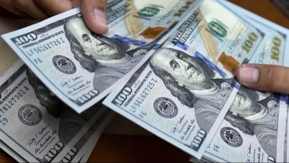 Giá USD tự do lao dốc