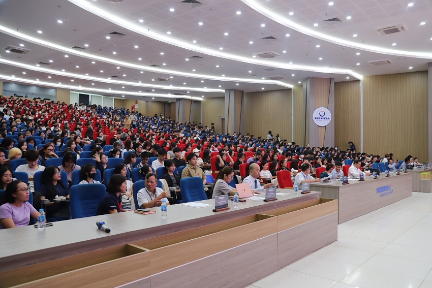 Sức khỏe sinh sản và tình dục an toàn: Hành trang trưởng thành của sinh viên Việt