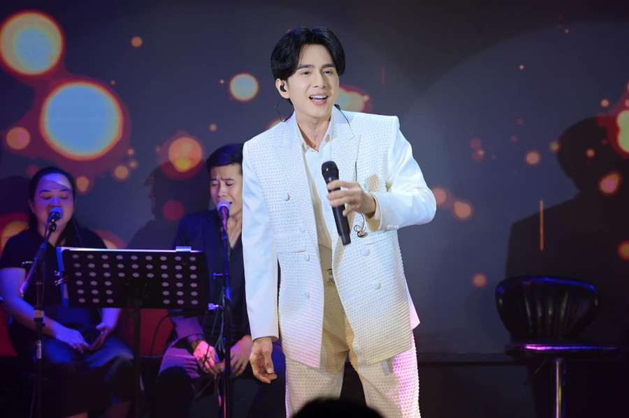 Nghệ sĩ Việt chung tay hướng về miền Trung sau bão Bualoi