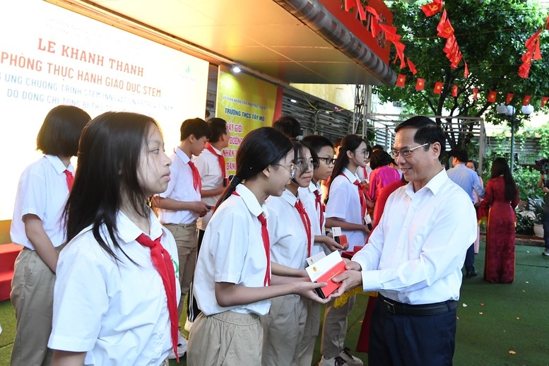 Hà Nội: Khánh thành phòng thực hành giáo dục STEM tại Trường THCS Tây Mỗ Hà Nội: Khánh thành phòng thực hành giáo dục STEM tại Trường THCS Tây Mỗ