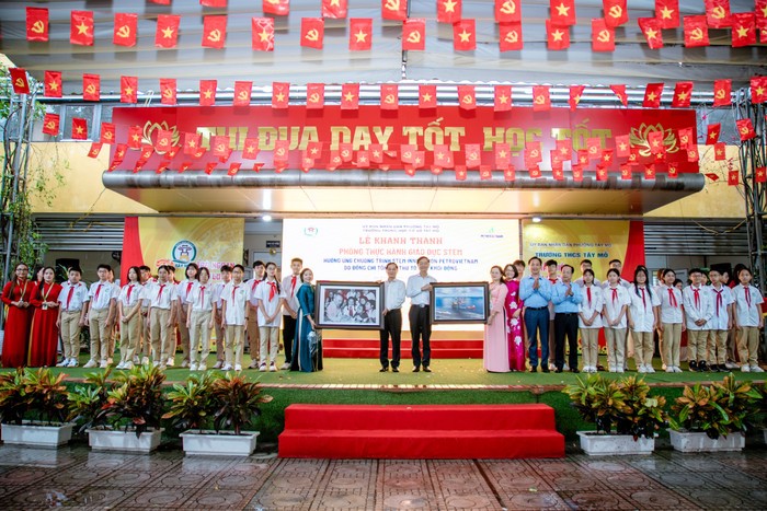 Hà Nội: Khánh thành phòng thực hành giáo dục STEM tại Trường THCS Tây Mỗ Hà Nội: Khánh thành phòng thực hành giáo dục STEM tại Trường THCS Tây Mỗ