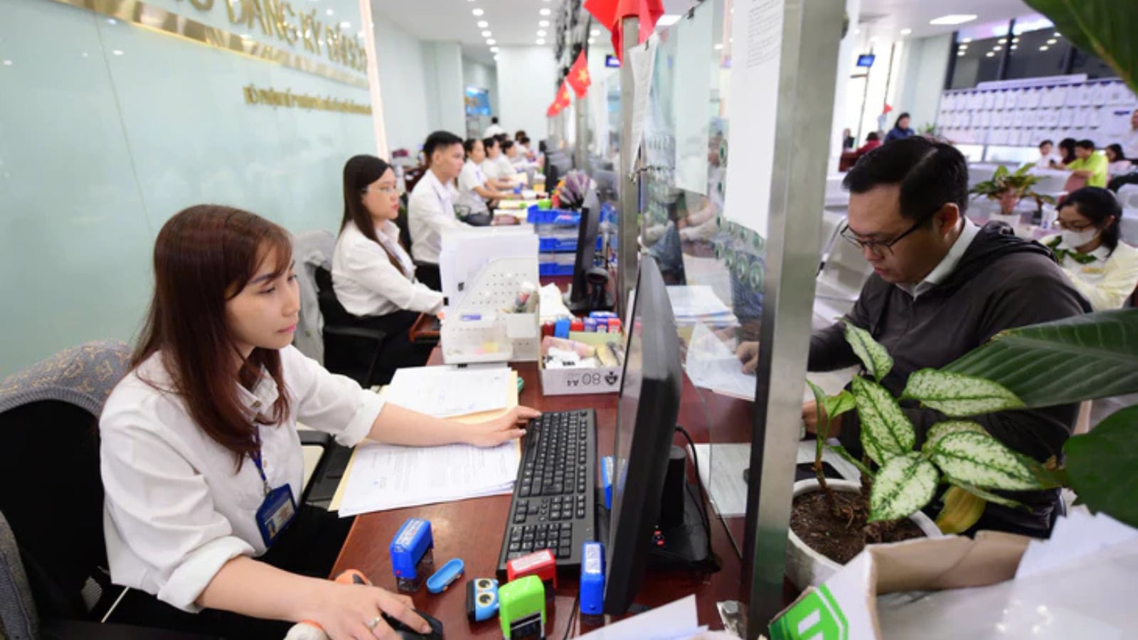 Công chứng giao dịch đất đai: Vì sao nên giữ trong luật? Công chứng giao dịch đất đai: Vì sao nên giữ trong luật?