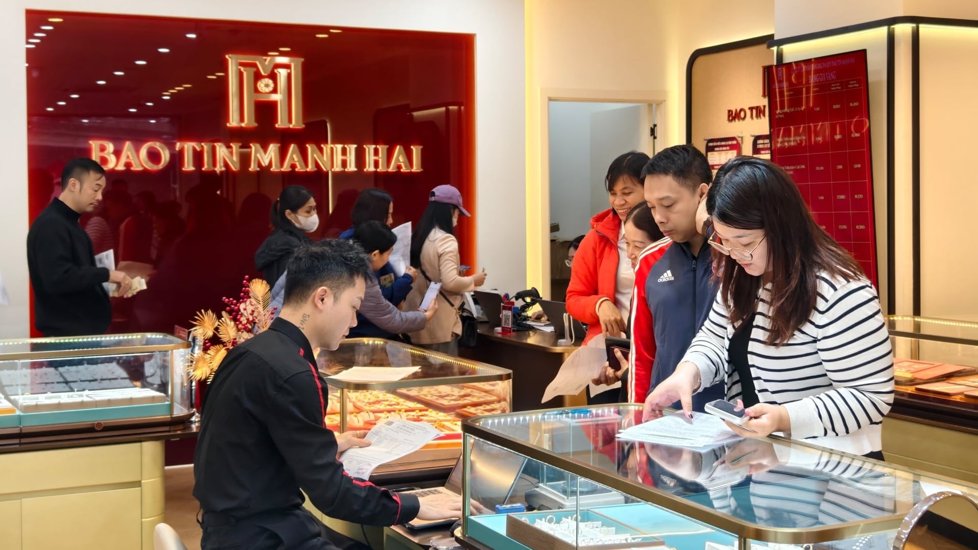 Giá vàng hôm nay 30/9: Vàng nhẫn, vàng miếng tăng, giảm trái chiều