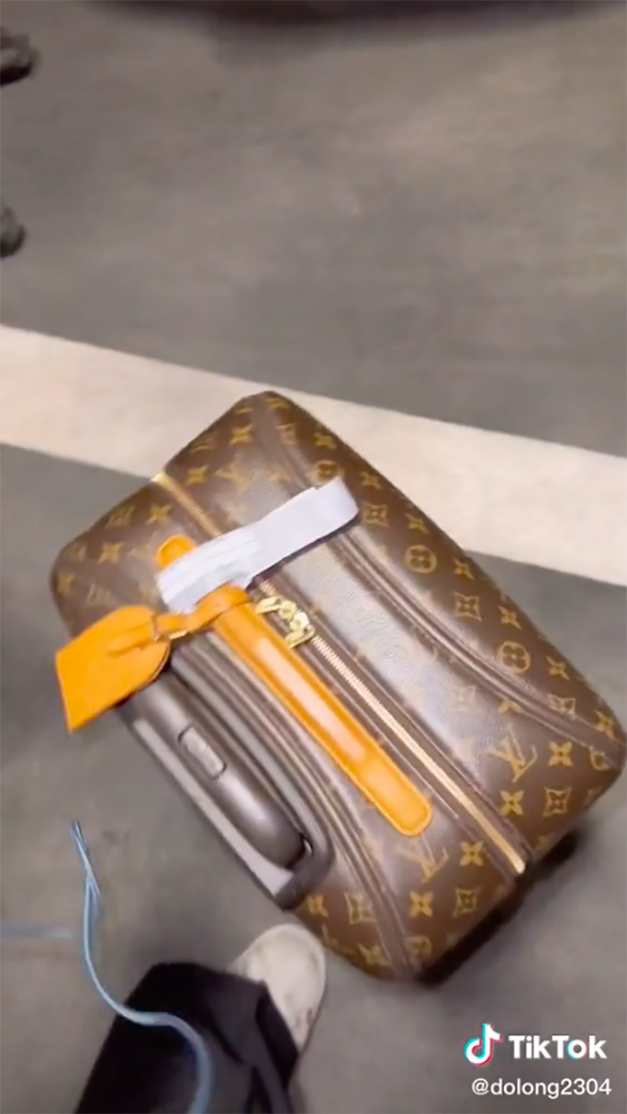 Lý Nhã Kỳ gặp sự cố với chiếc vali đựng kim cương ở nước ngoài