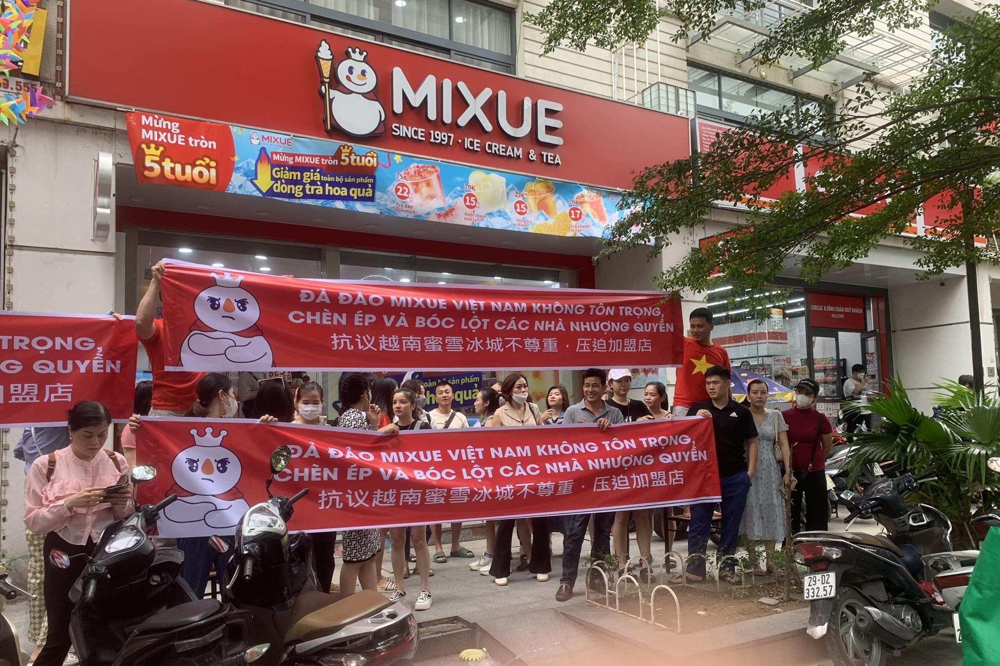 Nhượng quyền Mixue: Chủ cửa hàng ngồi ‘nhặt bạc lẻ’, làm không công Nhượng quyền Mixue: Chủ cửa hàng ngồi ‘nhặt bạc lẻ’, làm không công