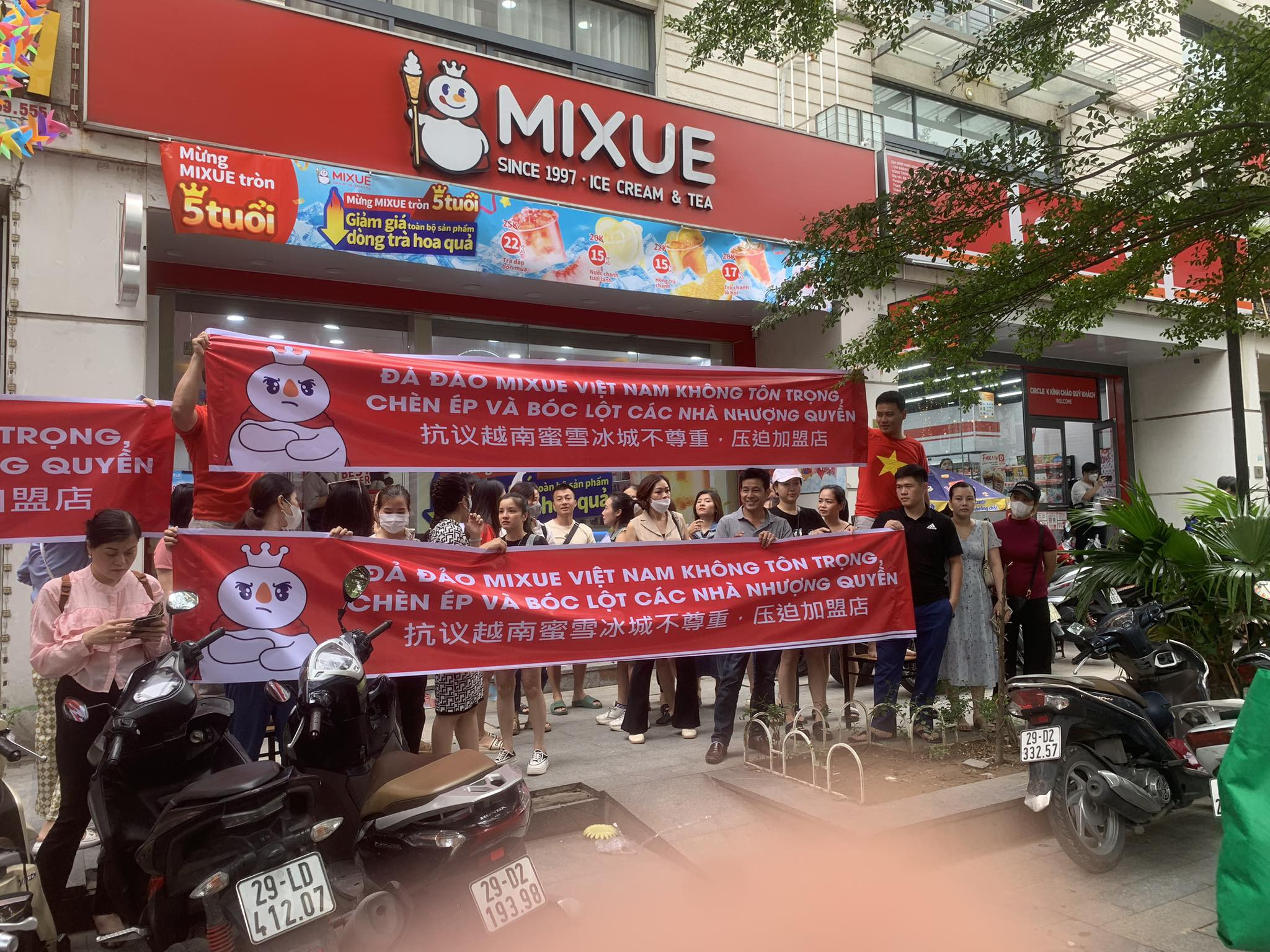 Nhượng quyền Mixue: Chủ cửa hàng ngồi ‘nhặt bạc lẻ’, làm không công Nhượng quyền Mixue: Chủ cửa hàng ngồi ‘nhặt bạc lẻ’, làm không công