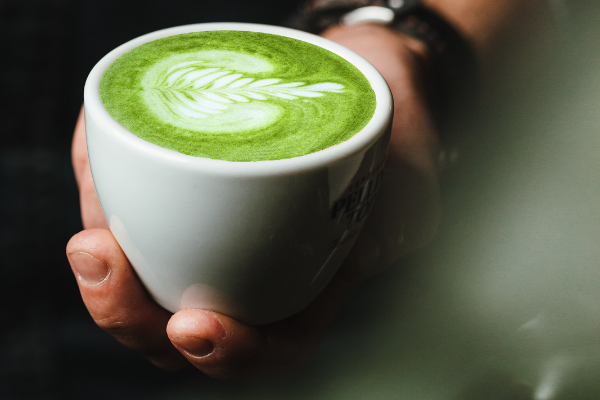 Cà phê hay matcha tốt hơn cho sức khỏe?
