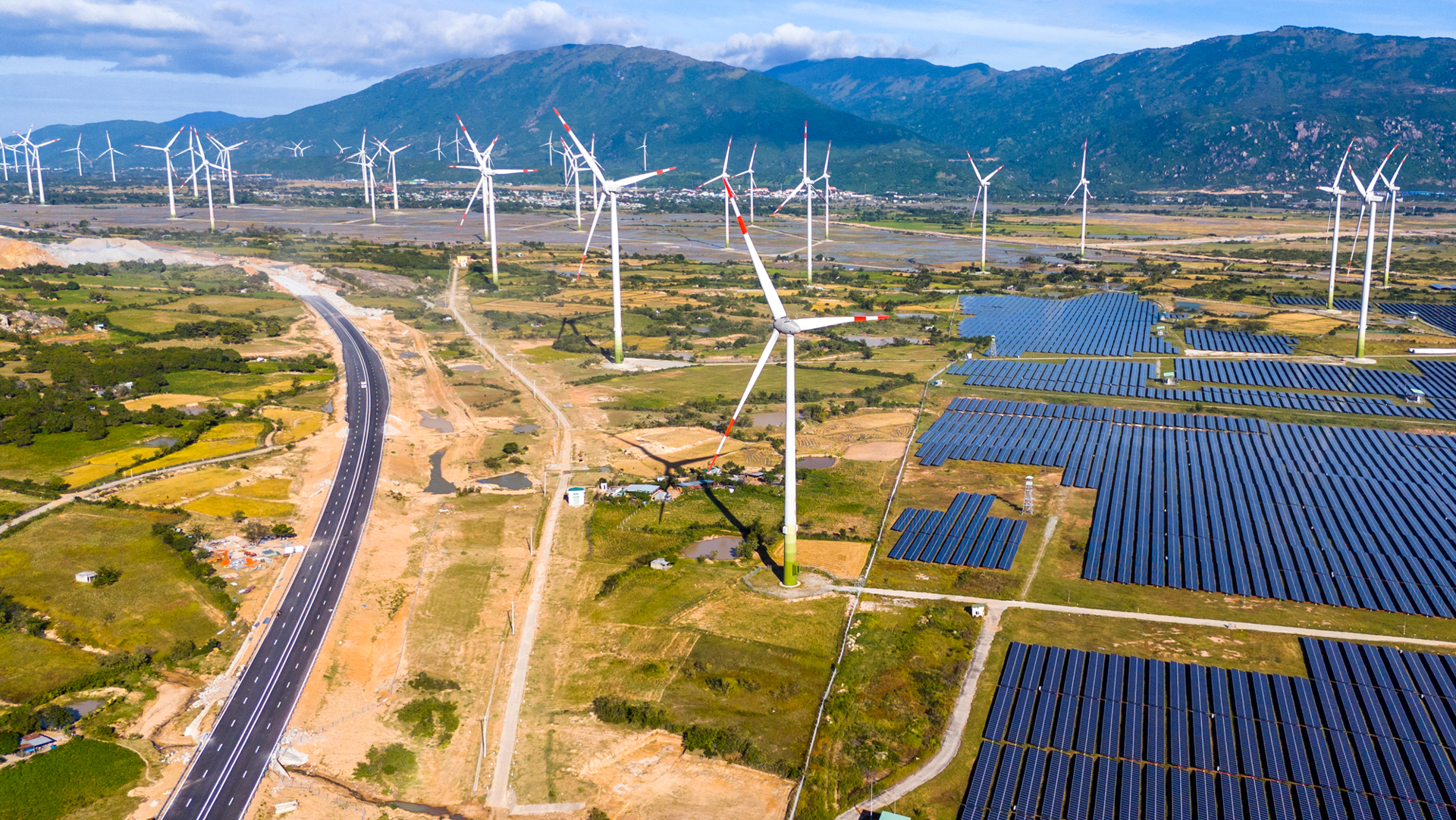 Chuyển đổi số, chuyển đổi xanh: Cuộc chơi tốn kém ra sao? Chuyển đổi số, chuyển đổi xanh: Cuộc chơi tốn kém ra sao?