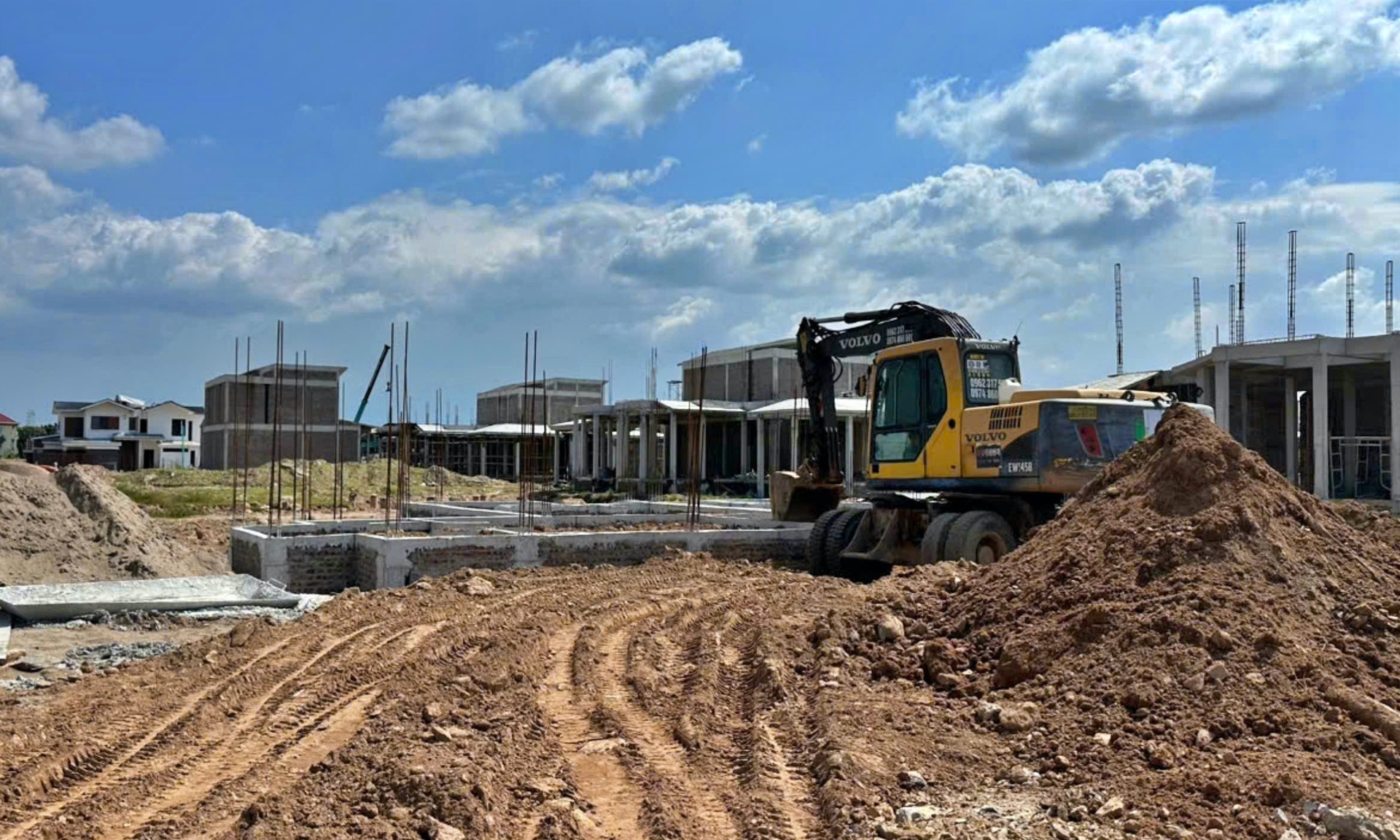 Phú Thọ: Mới cấp phép vài ngày, hàng chục biệt thự đã xây gần xong