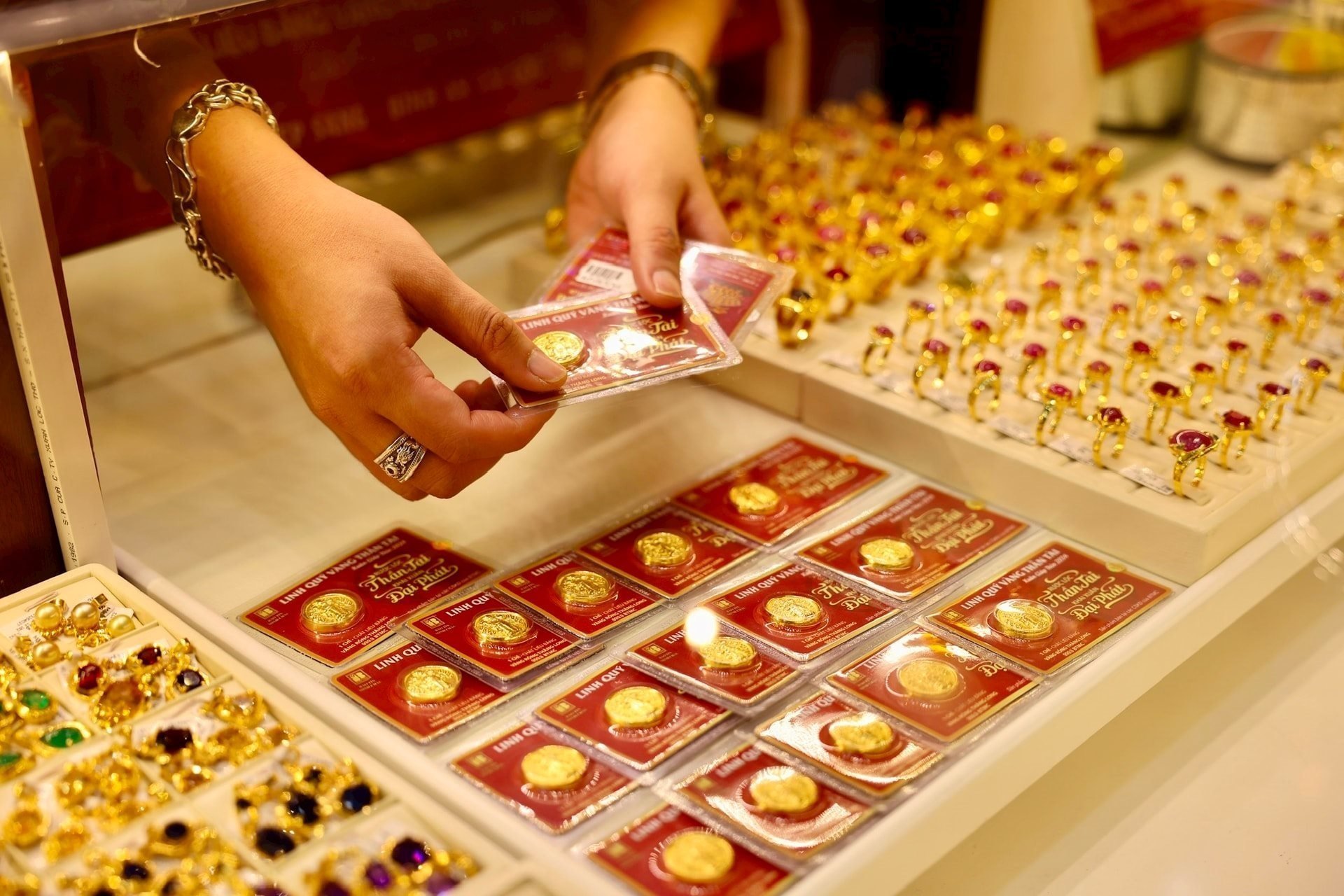 Giá vàng tăng không ngừng, hướng đến mốc 140 triệu/lượng