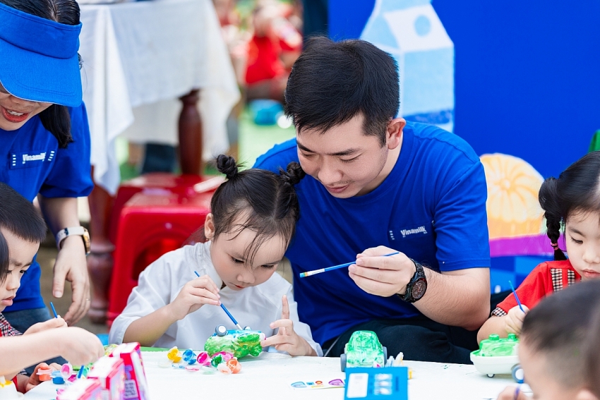 Vinamilk thắp sáng mùa trăng, gửi trọn yêu thương đến trẻ em Việt Vinamilk thắp sáng mùa trăng, gửi trọn yêu thương đến trẻ em Việt