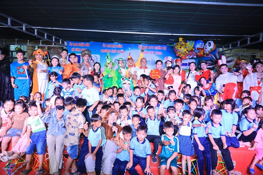 Vinamilk thắp sáng mùa trăng, gửi trọn yêu thương đến trẻ em Việt Vinamilk thắp sáng mùa trăng, gửi trọn yêu thương đến trẻ em Việt