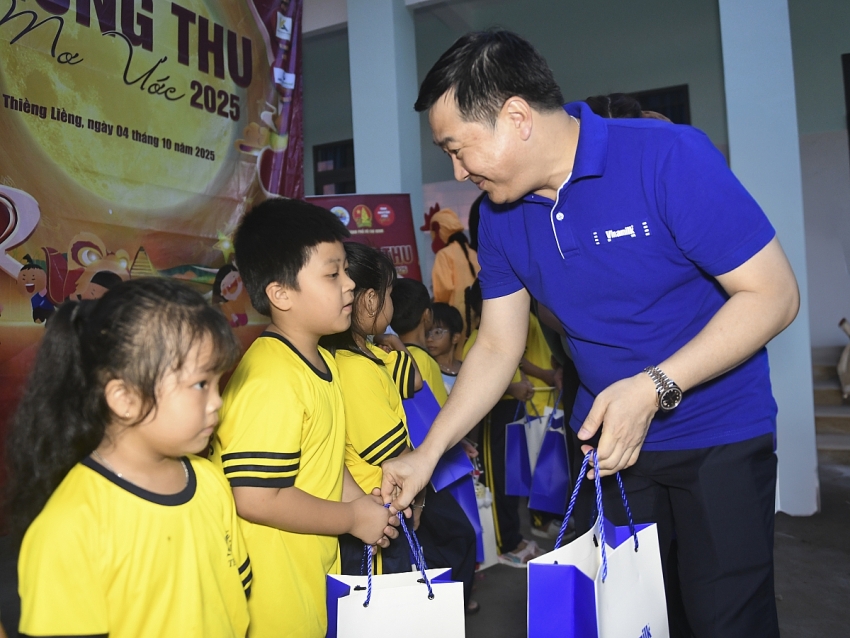Vinamilk thắp sáng mùa trăng, gửi trọn yêu thương đến trẻ em Việt Vinamilk thắp sáng mùa trăng, gửi trọn yêu thương đến trẻ em Việt