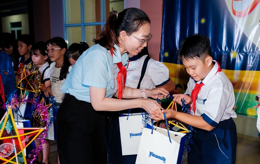 Vinamilk thắp sáng mùa trăng, gửi trọn yêu thương đến trẻ em Việt Vinamilk thắp sáng mùa trăng, gửi trọn yêu thương đến trẻ em Việt