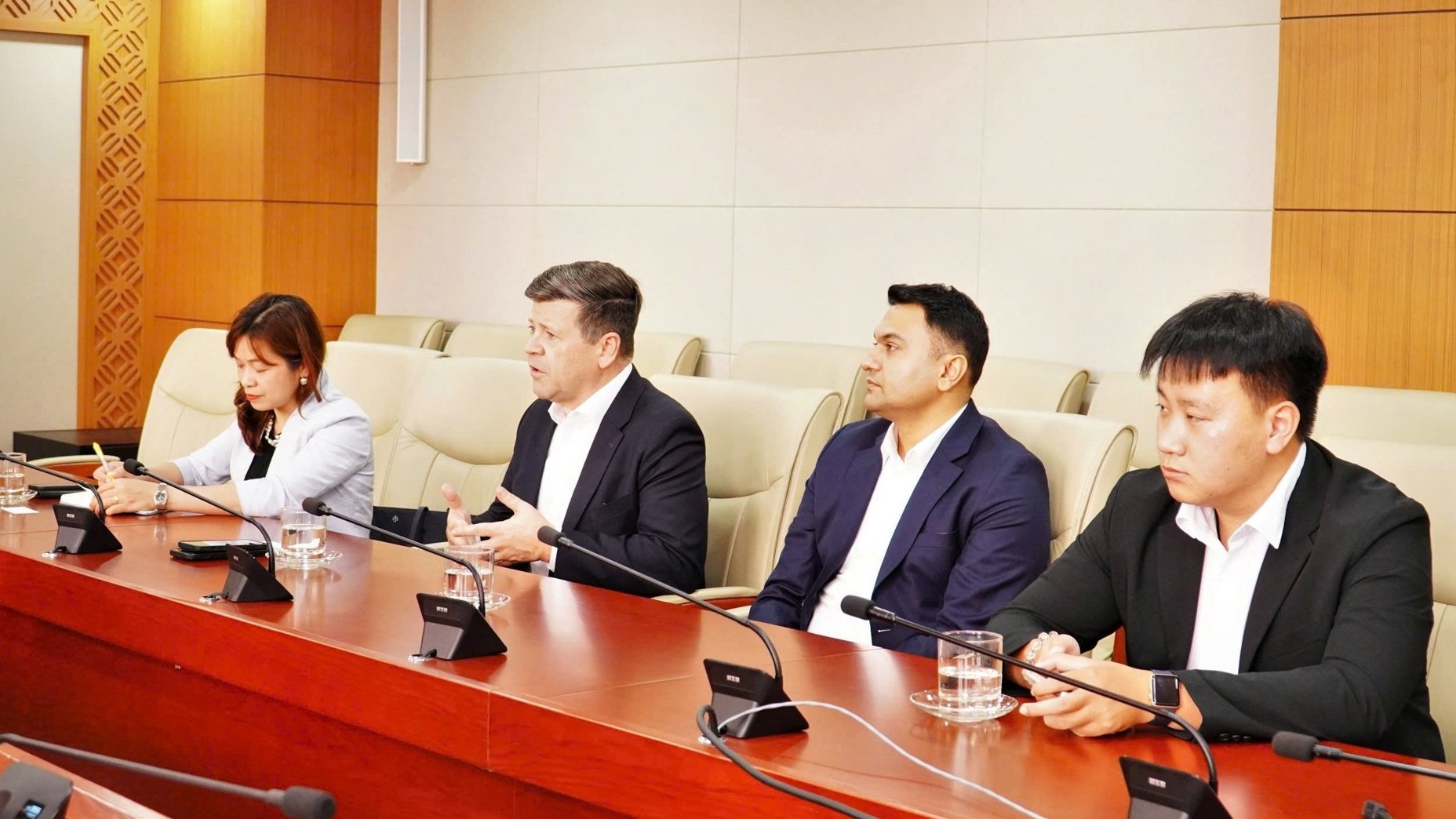 Chứng khoán nâng hạng, Nasdaq cùng UB Chứng khoán bàn cách đưa DN Việt ra thế giới