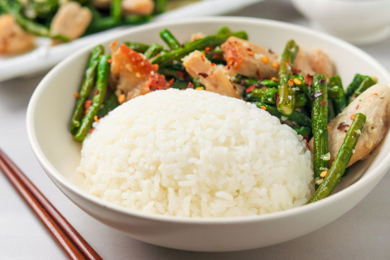 Ăn cơm nguội có thực sự giúp giảm cân hiệu quả hơn cơm nóng không?