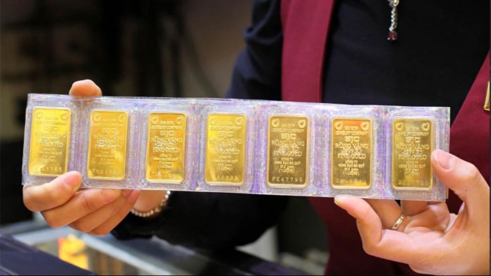 Giá vàng miếng SJC tăng vọt, tiến sát 143 triệu đồng/lượng