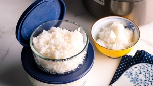 Ăn cơm nguội có thực sự giúp giảm cân hiệu quả hơn cơm nóng không?