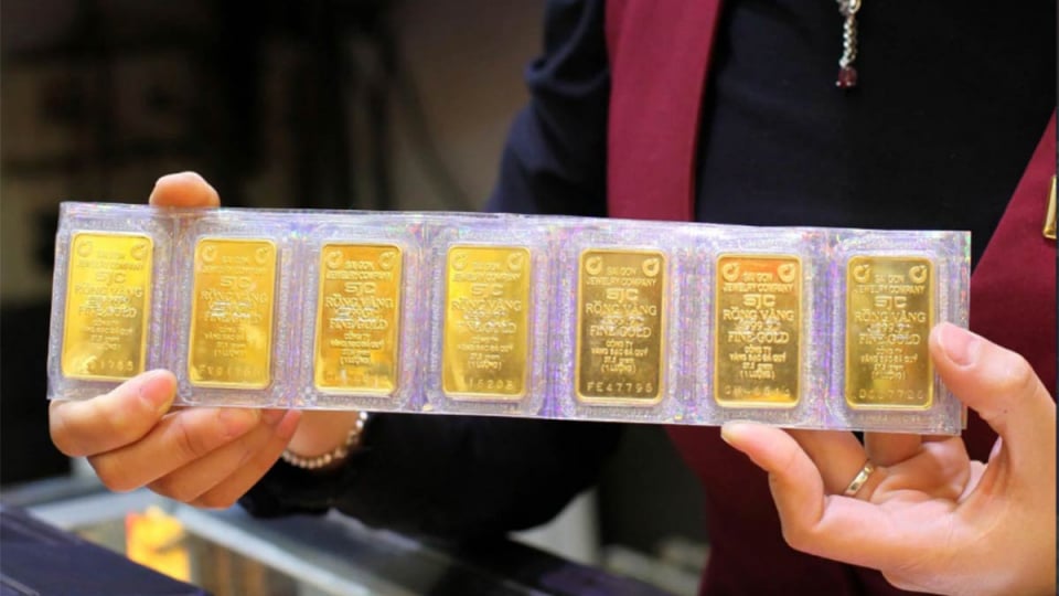 Giá vàng miếng SJC tăng vọt, tiến sát 143 triệu đồng/lượng