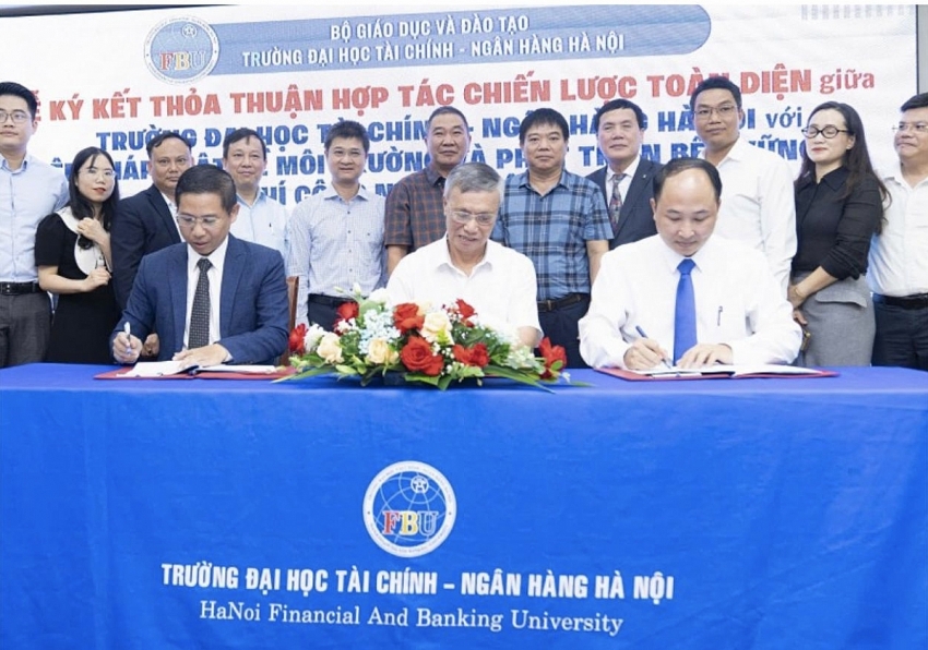 Hợp tác “tam giác vàng”: Báo chí - Nghiên cứu - Giáo dục cùng kiến tạo tương lai bền vững Hợp tác “tam giác vàng”: Báo chí - Nghiên cứu - Giáo dục cùng kiến tạo tương lai bền vững