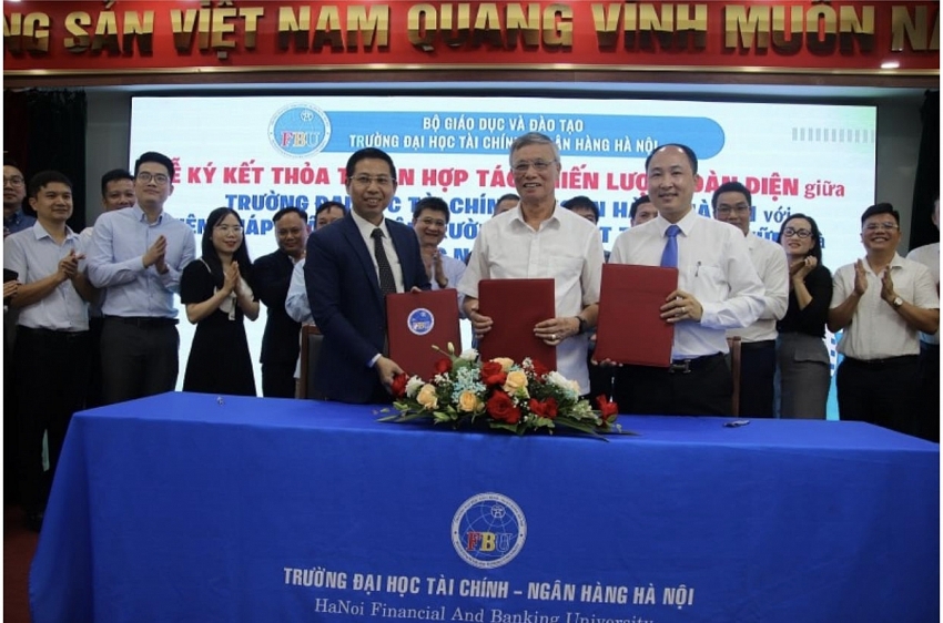 Hợp tác “tam giác vàng”: Báo chí - Nghiên cứu - Giáo dục cùng kiến tạo tương lai bền vững Hợp tác “tam giác vàng”: Báo chí - Nghiên cứu - Giáo dục cùng kiến tạo tương lai bền vững