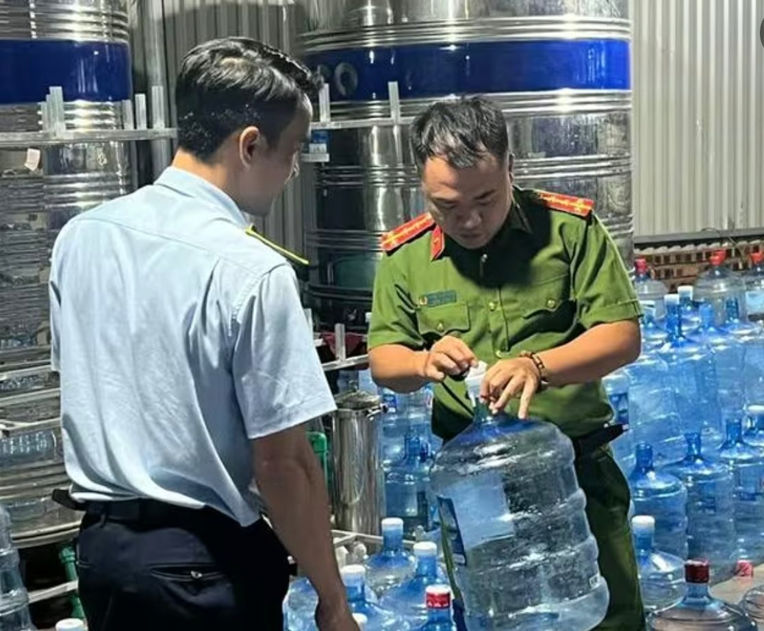 Phát hiện đường dây sản xuất 20.000 bình nước Lavie giả ở Hà Nội Phát hiện đường dây sản xuất 20.000 bình nước Lavie giả ở Hà Nội