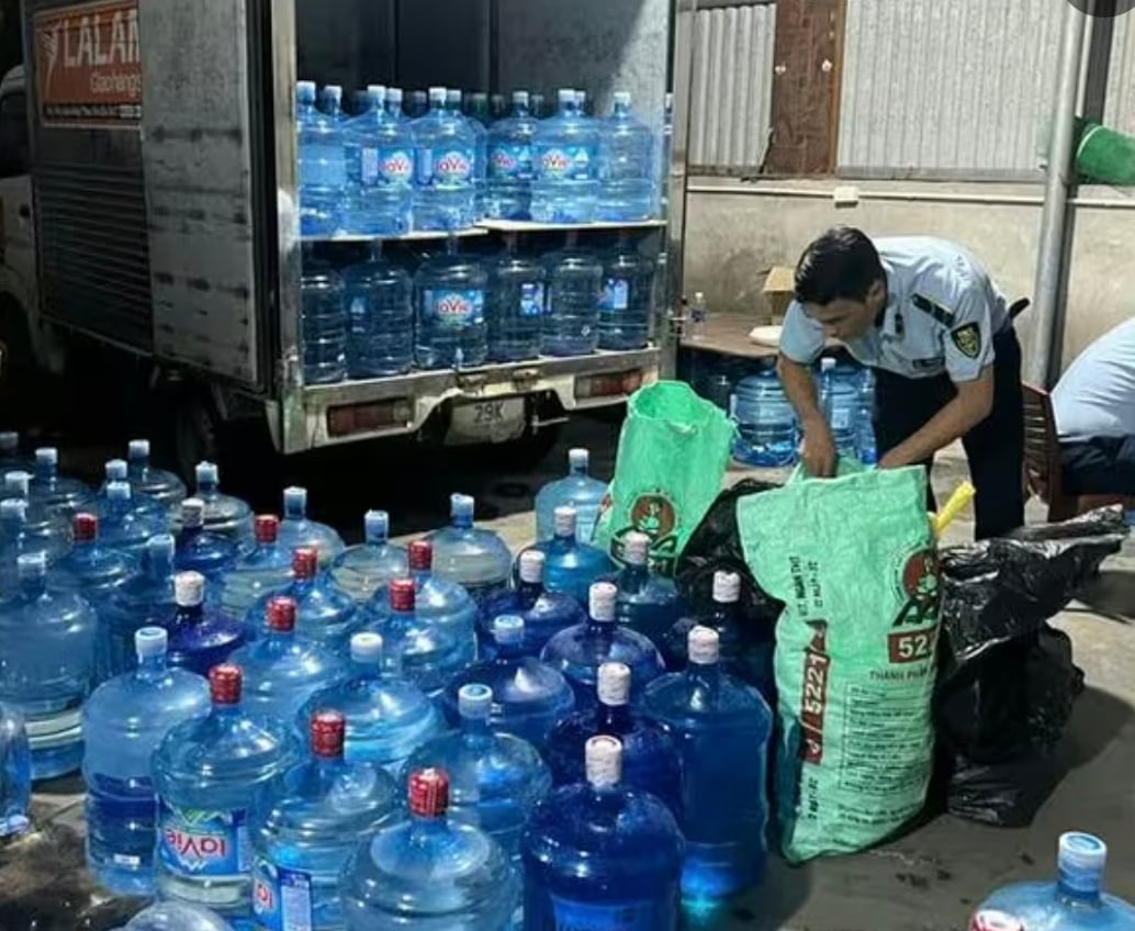 Phát hiện đường dây sản xuất 20.000 bình nước Lavie giả ở Hà Nội Phát hiện đường dây sản xuất 20.000 bình nước Lavie giả ở Hà Nội