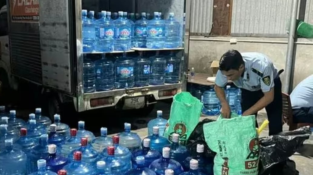 Phát hiện đường dây sản xuất 20.000 bình nước Lavie giả ở Hà Nội