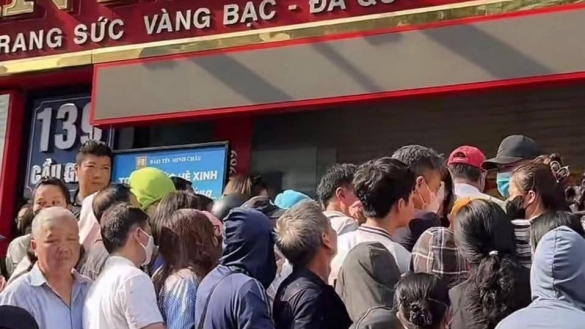 Mua vàng từ 20 triệu/ngày phải chuyển khoản: Hãng vàng lúng túng với quy định mới