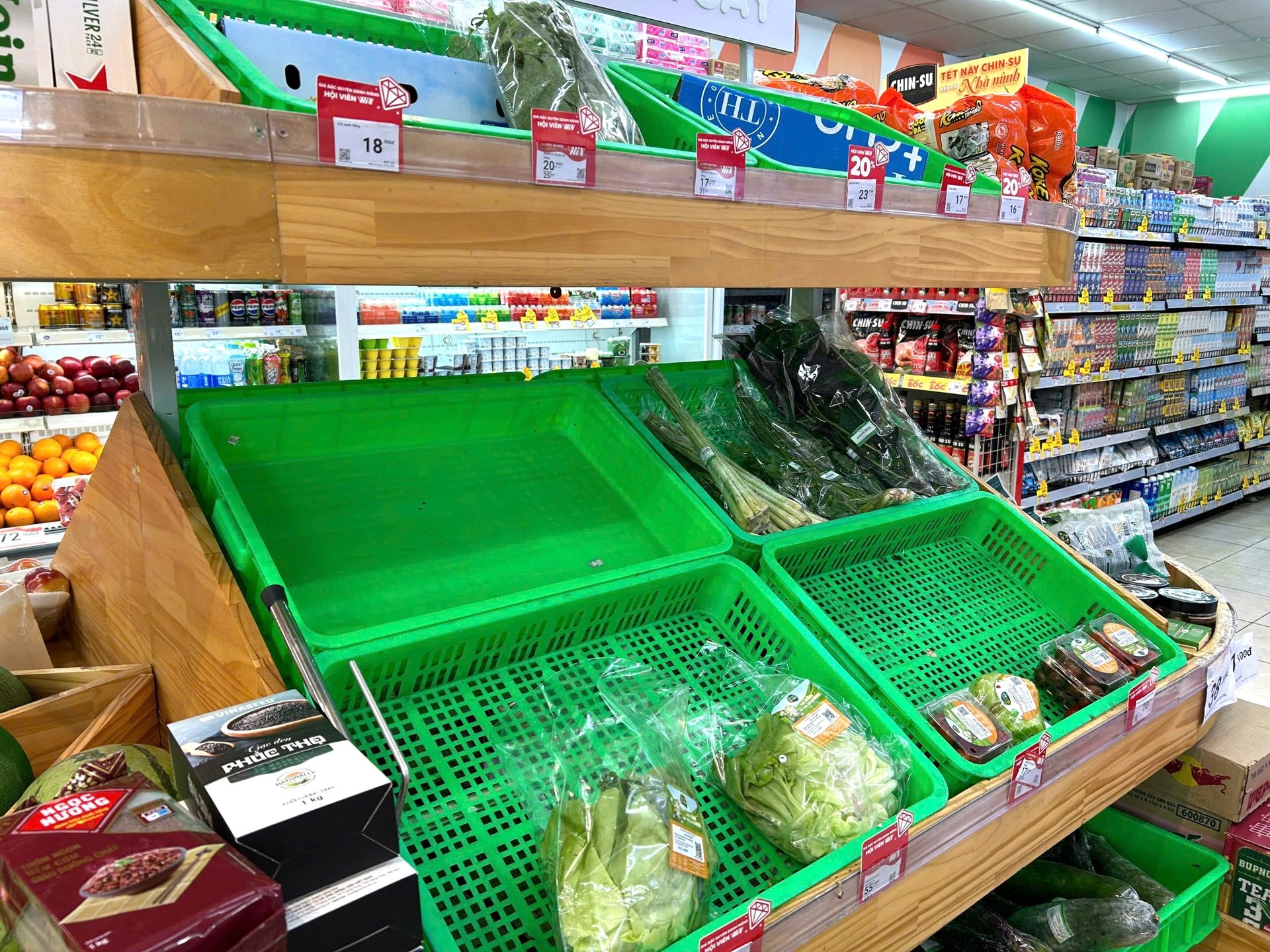 Dân Đà Nẵng đổ xô mua thực phẩm "tích trữ 3 ngày" chống bão Dân Đà Nẵng đổ xô mua thực phẩm "tích trữ 3 ngày" chống bão