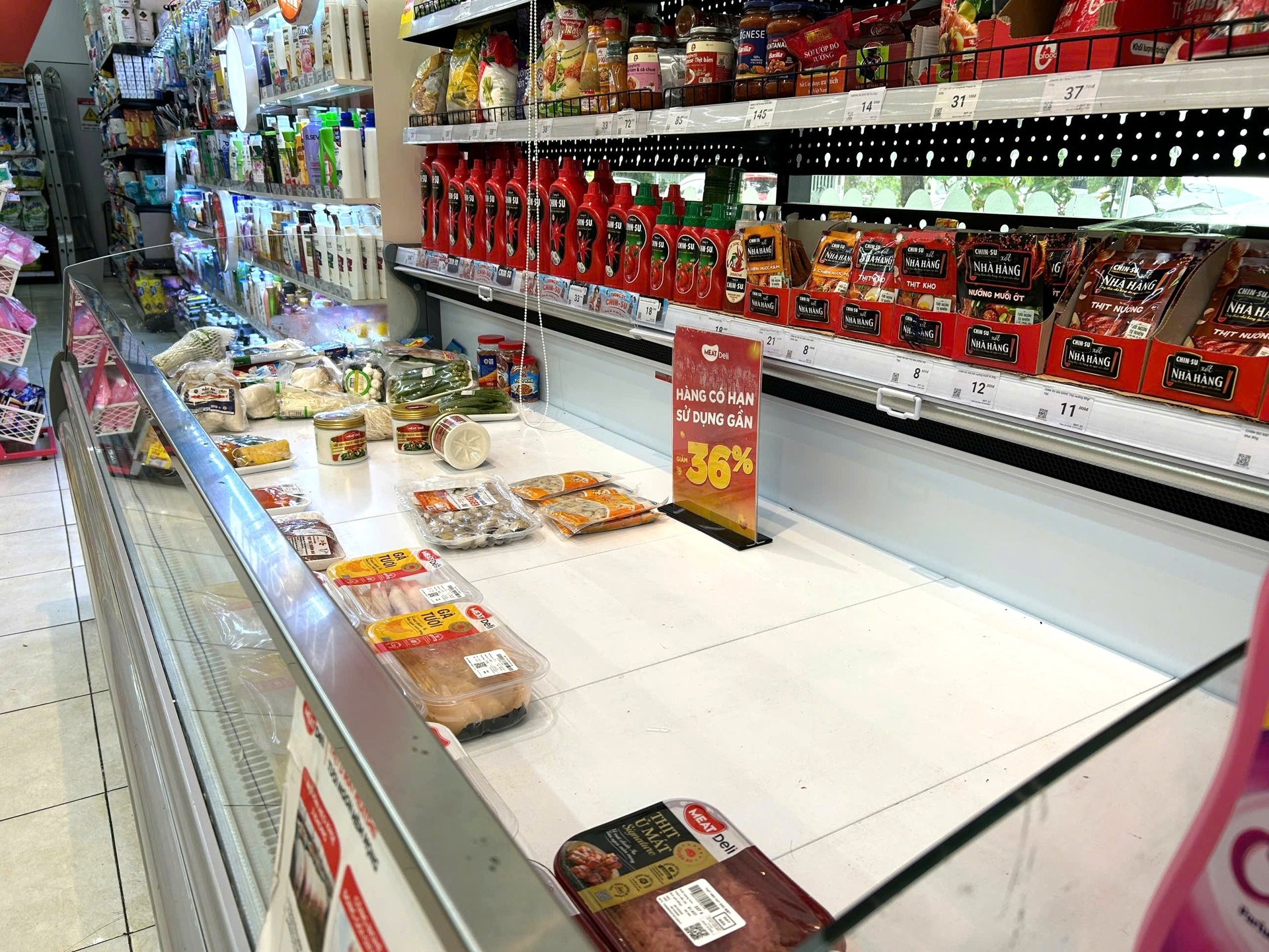 Dân Đà Nẵng đổ xô mua thực phẩm "tích trữ 3 ngày" chống bão Dân Đà Nẵng đổ xô mua thực phẩm "tích trữ 3 ngày" chống bão